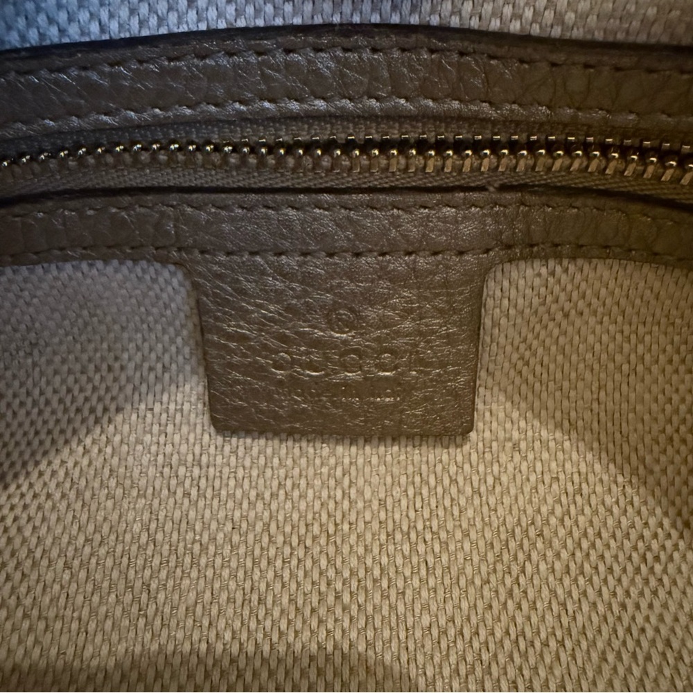 Gucci Soho Medium Chain Tote in Gold - Picture 5 of 16